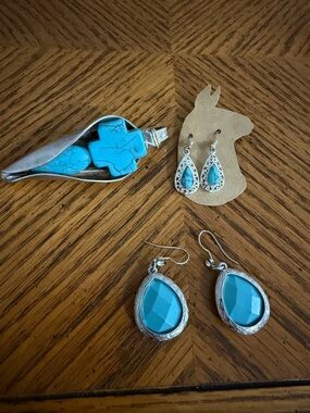 Turquoise Stone Silver pendant with earrings